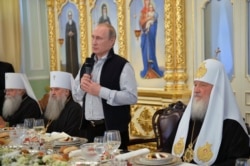 Президент Росії Володимир Путін (із мікрофоном), а праворуч від нього Московський патріарх Кирило, 11 липня 2016 року