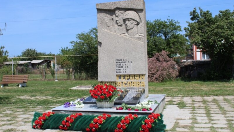 В Орловке восстановили разбитый памятник крымским татарам, погибшим во Второй мировой войне (+фото)