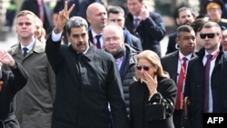 Николас Мадуро и его супруга Силия Флорес покидают Красную площадь после Парада победы в Москве. 9 мая 2025 года