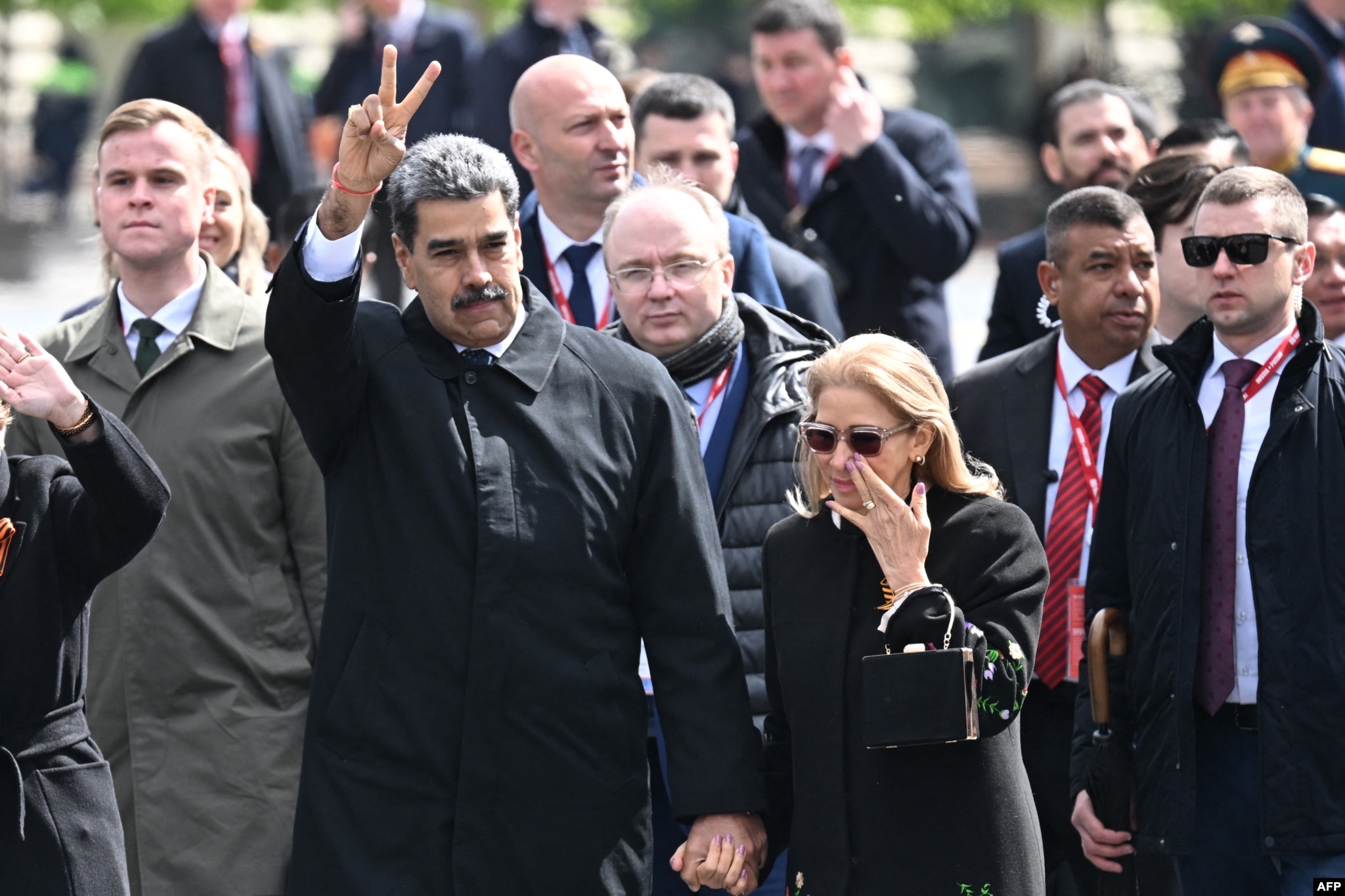 Presidenti venezuelas, Nicolas Maduro, ngre dy gishta ndërsa ai dhe gruaja e tij, Cilia Flores, largohen nga Sheshi i Kuq pas një parade ushtarake të Ditës së Fitores në Moskë, 9 maj 2025.