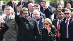 Николас Мадуро и его супруга Силия Флорес покидают Красную площадь после Парада победы в Москве. 9 мая 2025 года