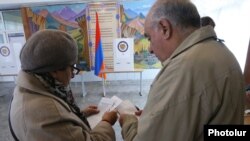 Armenia - Voters prepare to cast ballots at a polling station in Yerevan, 2Apr2017.