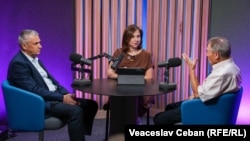 Victoria Coroban, gazda podcastului „Dincolo de știri”, alături de analiștii Nicolae Negru și Igor Boțan, în studioul Europei Libere de la Chișinău.