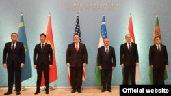 С5+1 жиынына қатысқан АҚШ, Қазақстан, Қырғызстан, Өзбекстан, Тәжікістан мен Түркіменстан сыртқы істер мекемелерінің басшылары. Ташкент, 3 ақпан 2020 жыл.