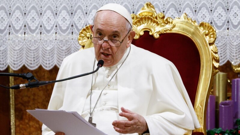 Папата Франциск се моли за „драгата Украина“ и нејзиниот народ поради тензиите со Русија
