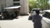 Студент кыздын апасы Дилафруз Каримова күндүр-түндүр оорукана алдында жүрөт.