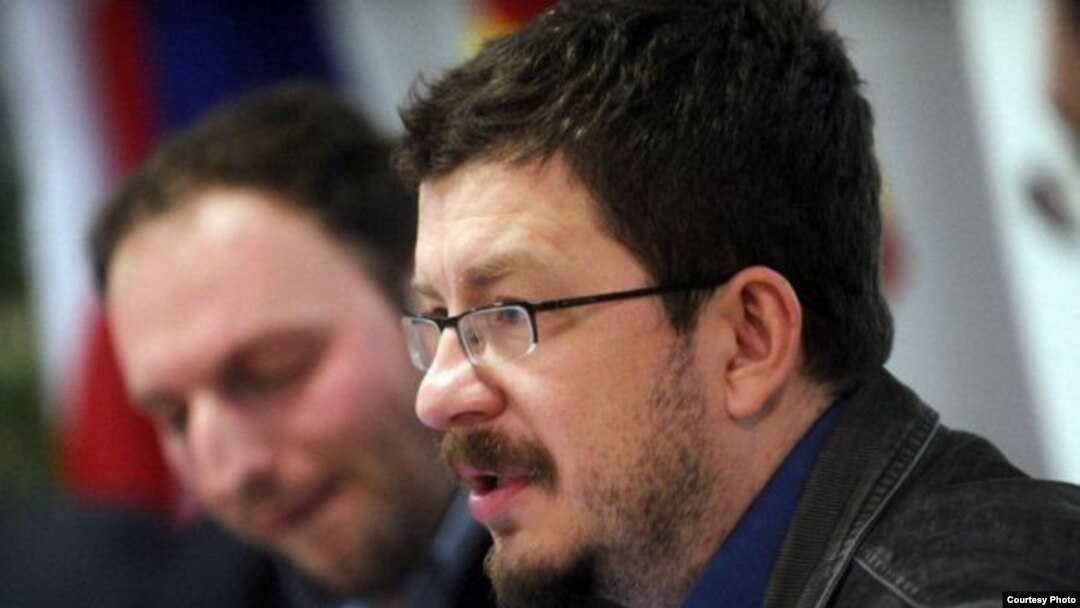 Филип Стојановски за време на панел-дискусијата „Водење на јавната дебата на повисоко ниво: Социјални медиуми како олеснителен фактор за партиципативна демократија“ во ЕУ инфоцентарот во Скопје.
