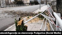 Prilikom pada stabla, oštećen je most u strogom centru Podgorice, 12. januar 2025.