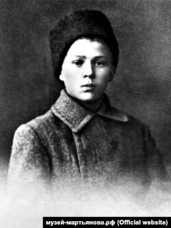 Аркадію Гайдару в 1919 році було лише 15 років. А герой його автобіографічної повісті в цей час брав участь у розстрілах українських повстанців