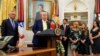 Predsjednik SAD-a Donald Trump i američki ministar za zdravstvo Robert F. Kennedy Jr. (prvi slijeva) u Ovalnom uredu u Washingtonu, 18. 4. 2025.