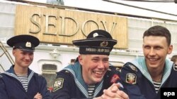 В 2000 году по решению суда был наложен арест на российский парусник «Седов». Корабль простоял 11 дней в порту Бреста