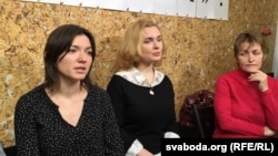 Журналісткі Вольга Чайчыц, Кацярына Бахвалава і Галіна Абакунчык (зьлева направа)