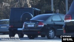 Журналісти рушили слідом за автівкою в напрямку Конча-Заспи і зафіксували, як вона заїхала на парковку заміського ресторану