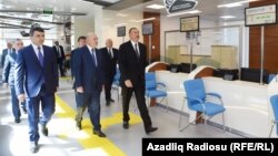 ASAN Xidmətinin sədri İnam Kərimov (solda)