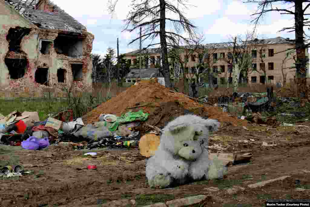 Детская игрушка лежит в развалинах поселка Пески
