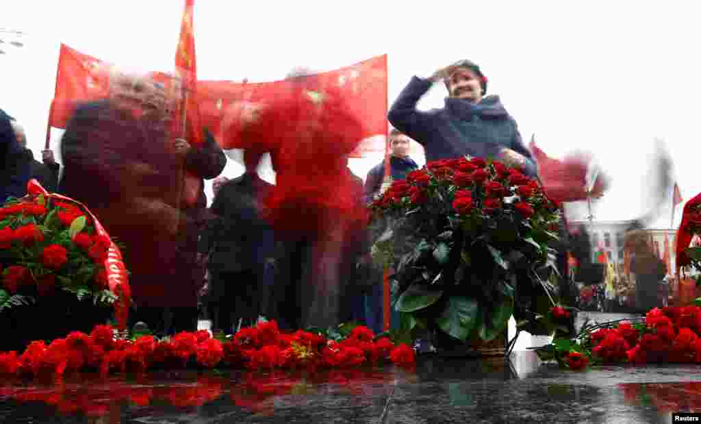 Depuneri de flori la statuia lui Lenin din Piața Independenței de la Minsk, 7 noiembrie.