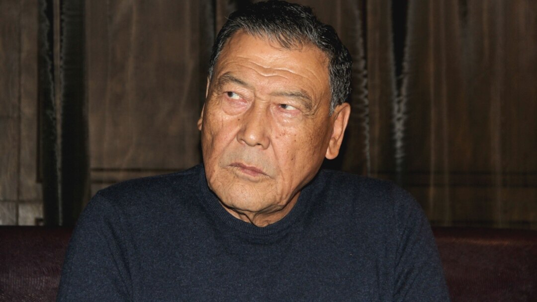 Ол маған есігін ұстауға рұқсат берді.