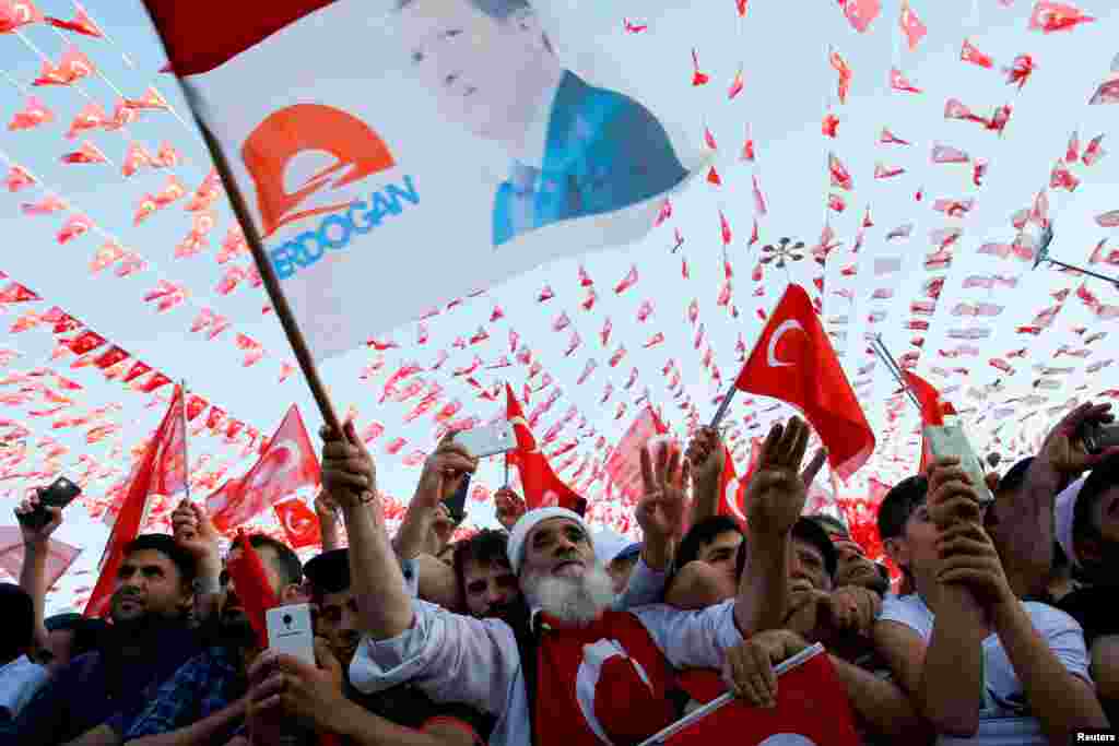 People wave national flags as they wait for the arrival of Turkey's President Recep Tayyip Erdogan at a rally in Gaziantep. (Reuters/Umit Bektas)