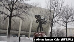 Кышкы Бишкек. Кожомкул атындагы спорт сарайынын алдындагы Кожомкул балбандын айкели. 