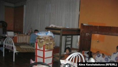 Ашық секс порно фильмдері Әйелдер жағажайындағы әжетханадағы жасырын камера