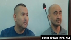 Гражданские активисты из города Атырау Талгат Аян (слева) и Макс Бокаев на суде по их делу. Атырау, 12 октября 2016 года.