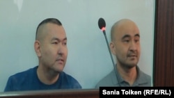 Талгат Аян (слева) и Макс Бокаев в зале суда. Атырау, 12 октября 2016 года.
