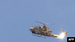 هلی‌کوپتر کبرای اسرائیل بر فراز مرز غزه و اسرائیل. کبرا از جمله تسلیحات آمریکایی است که به اسرائیل فروخته می‌شود.