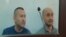 Атыраулық азаматтық белсенділер Макс Боқаев (оң жақта) пен Талғат Аян сот кезінде. Атырау, 12 қазан 2016 жыл.
