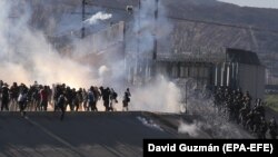Паліцыя ЗША выкарыстоўвае сьлезацечны газ супраць імігрантаў у Мэксыцы каля кантрольна-прапускнога пункту, які аддзяляе мэксыканскі горад Тыхуану ад амэрыканскага Сан-Дыега. 25 лістапада 2018 году