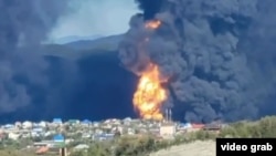 Горящий нефтеперерабатывающий завод в черноморском порту Туапсе. Россия, 28 апреля 2026 года. Скриншот с видео