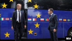 Евроамбасадорот Аиво Орав и вицепремиерот за евроинтеграции Фатмир Бесими.