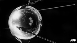 Дүйнөдөгү биринчи жасалма жандооч "Спутник-1" 1957-жылы 4-октябрда учурулган.