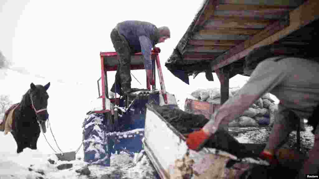 Ad hoc containers such as bathtubs are frequently used to transport the coal. 