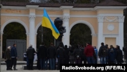 Мітинг біля пам'ятника Тарасу Шевченку в Сімферополі, 2 березня 2014 року