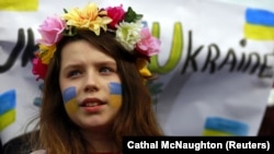 Дівчина на акції підтримки України під час Конгресу Європейської народної партії (ЄНП) у столиці Ірландії. Дублін, 6 березня 2014 року