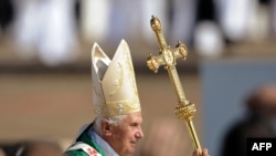 Pope Benedict serves Sunday Mass in Brno on September 27, where more than 100,000 worshipers turned up.