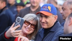Armenia - A supporter takes a selfie with Prime Minister Nikol Pashinian, Yerevan, April 25, 2026.