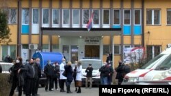 Qytetarët qëndrojnë pranë spitalit në Mitrovicë të Veriut, ku po administrohen vaksinat kundër koronavirusit, që u sollën nga Serbia.