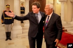 Președintele României, Nicușor Dan (stânga), îl salută pe președintele Consiliului European, Antonio Costa, la Palatul Prezidențial Cotroceni din București, România, 3 septembrie 2025.