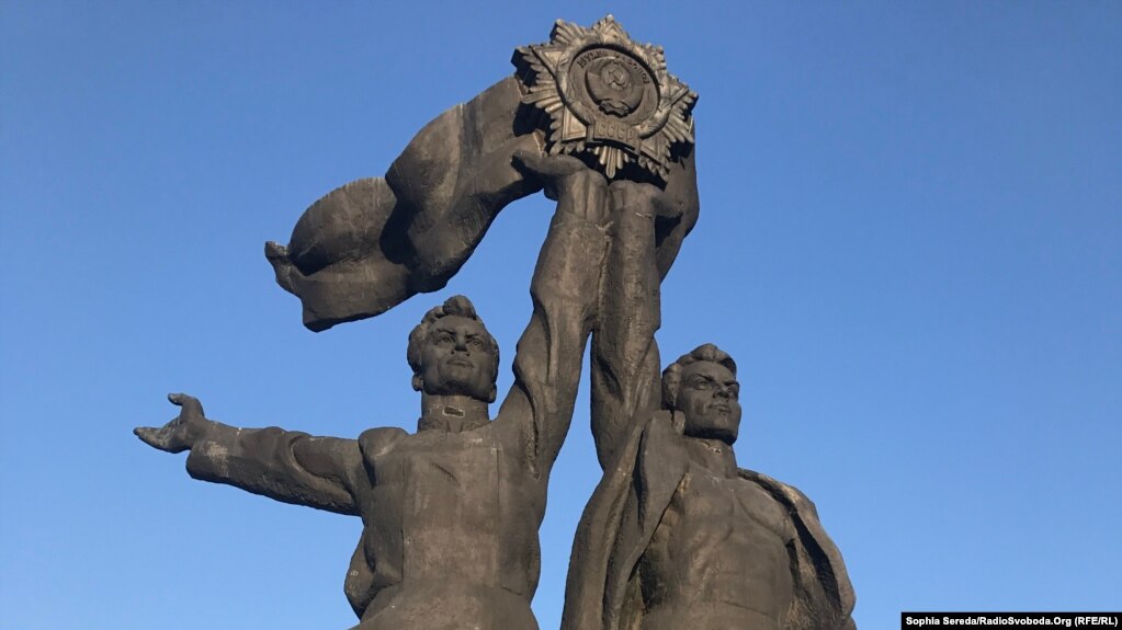 Коли скульптуру намагалися підняти краном, відпала голова у «російського робітника» (той, що праворуч)