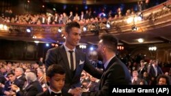 Ronaldo (stg.) cu Lionel Messi la Premiile acordate de FIFA