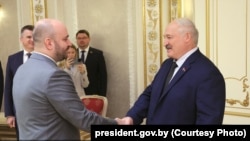 Губэрнатар Самарскай вобласьці Расеі Вячаслаў Федарышчаў на сустрэчы з Аляксандрам Лукашэнкам. Менск, 21 ліпеня 2025 году