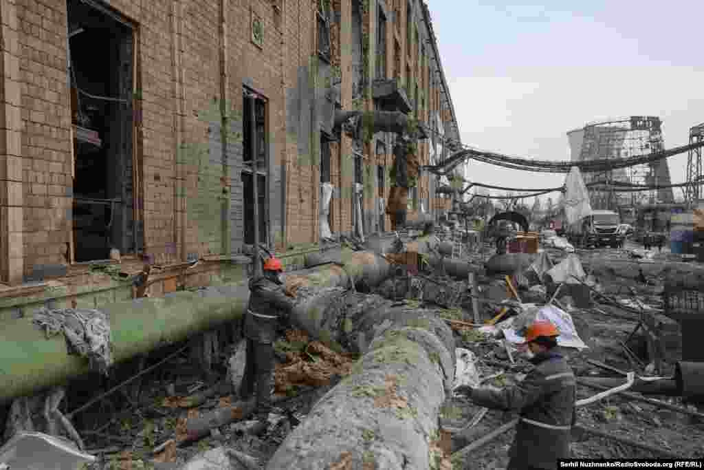 Дарницька ТЕЦ після російських ракетних обстрілів, за ними – зруйновані мережі, енергетичний колапс і люди, які залишилися без тепла. Київ, лютий 2026 року.Дарницька ТЕЦ – одна з багатьох українських ТЕЦ та інших цивільних об’єктів, які систематично атакує російська армія. Це ключовий об’єкт інфраструктури, що забезпечував теплом понад 300 тисяч киян. Від початку опалювального сезону ТЕЦ атакували п’ять разів.Під час останнього удару 3-го лютого сили РФ випустили п’ять балістичних ракет, цілячи в обладнання, яке забезпечувало подачу тепла. Атака припала на найхолоднішу ніч у Києві – температура опустилася до мінус 26°C.