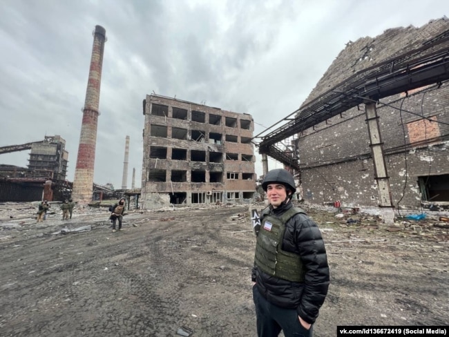 Військовий кореспондент РФ із Криму Олександр Федорчак у Маріуполі позує біля «Азовсталі»
