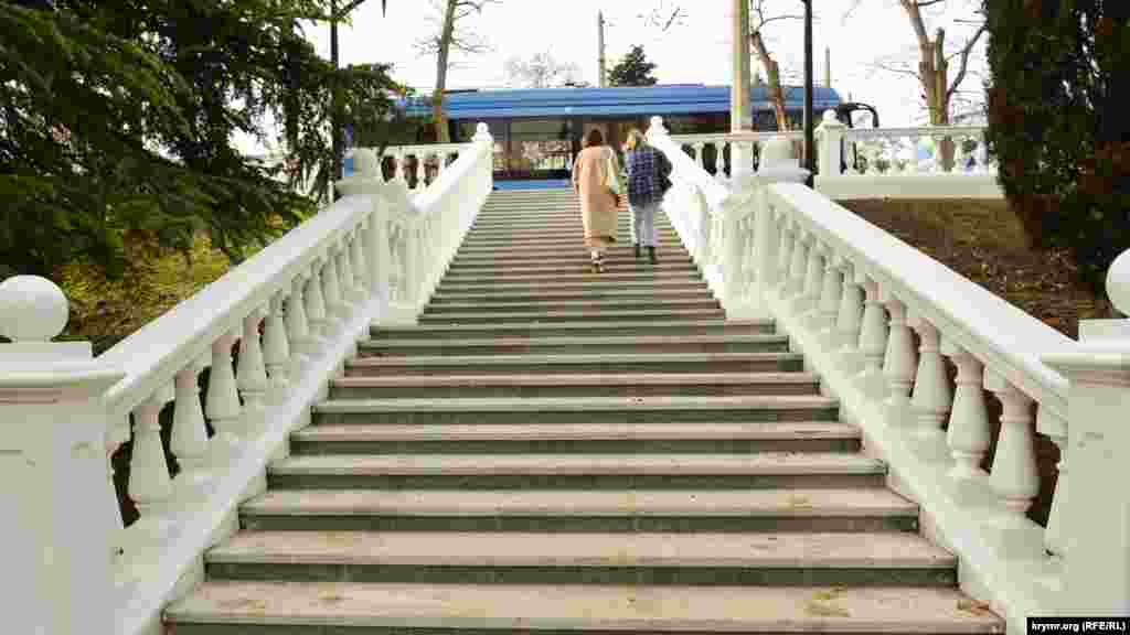 Лестницы не оснащены пандусами для удобного спуска людей с инвалидностью и&nbsp;родителей с детскими колясками