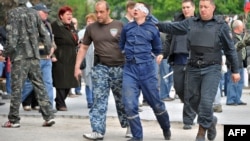 Пророссийские ополченцы ведут пленного в Донецке