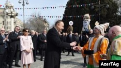 Kosa və Keçəl, prezidentlə yumurta döyüşünə başlayır