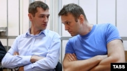 Олег Навальный (слева) и Алексей Навальный в Замоскворецком суде Москвы