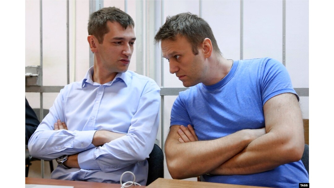 Олег (слева) и Алексей Навальные в Замоскворецком суде Москвы во время процесса по делу "Ив Роше", 2014 год