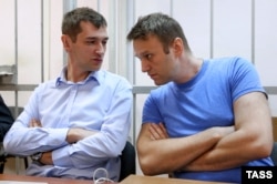Олег (слева) и Алексей Навальные в Замоскворецком суде Москвы во время процесса по делу "Ив Роше", 2014 год